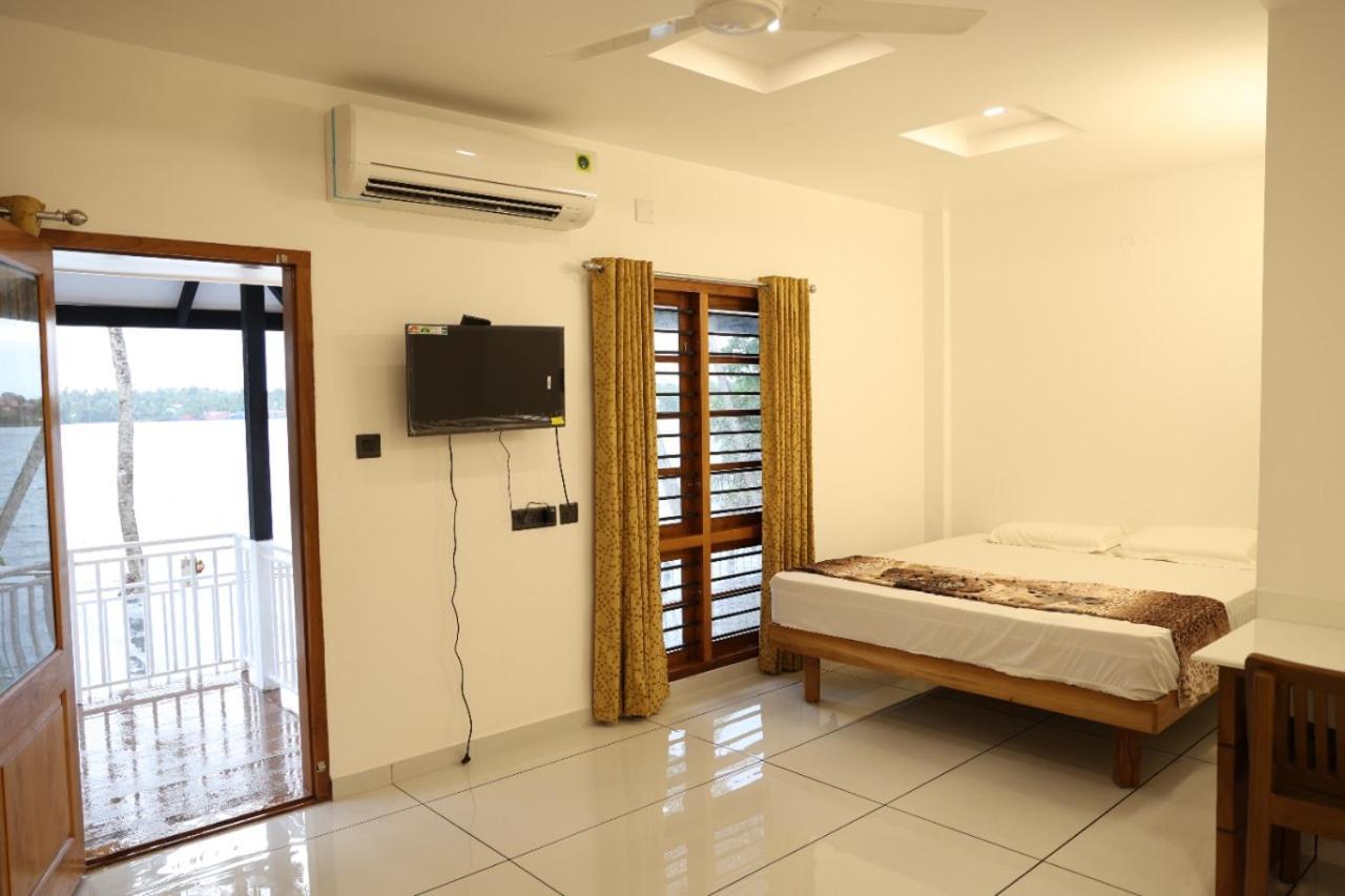 Quilon Lake Inn Kollam Exterior photo